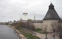 Вид на Псковский кремль и Довмонтов город с юга, со стороны Власьевской башни
